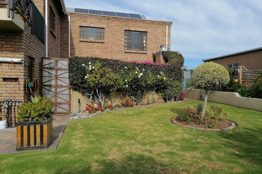 5 Bedroom Property for Sale in Stilbaai Wes Western Cape
